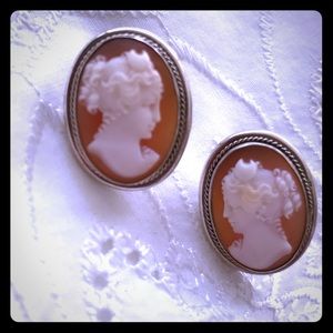 Pair vntg. carved shell cameo screwback earrings!!